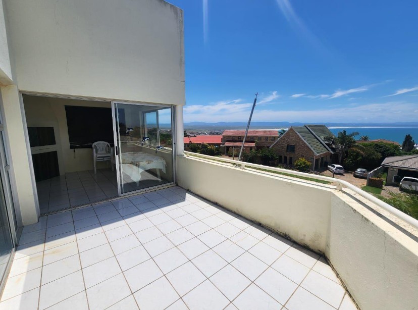 5 Bedroom Property for Sale in Wavecrest Eastern Cape